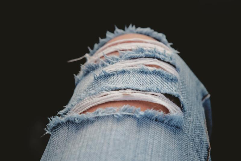 Después de la moda de los pantalones vaqueros rotos llegan los manchados de barro