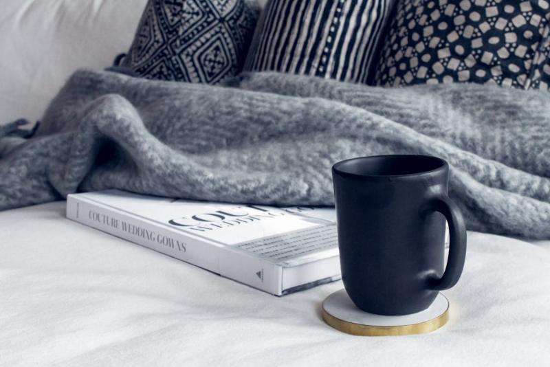 Tomarse un cafe en una taza hecha de cenizas funerarias